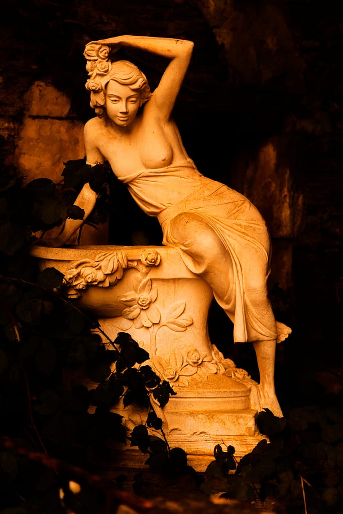 Statue d'une femme dans l'ombre par Stéphane Thirion infographiste Belgique